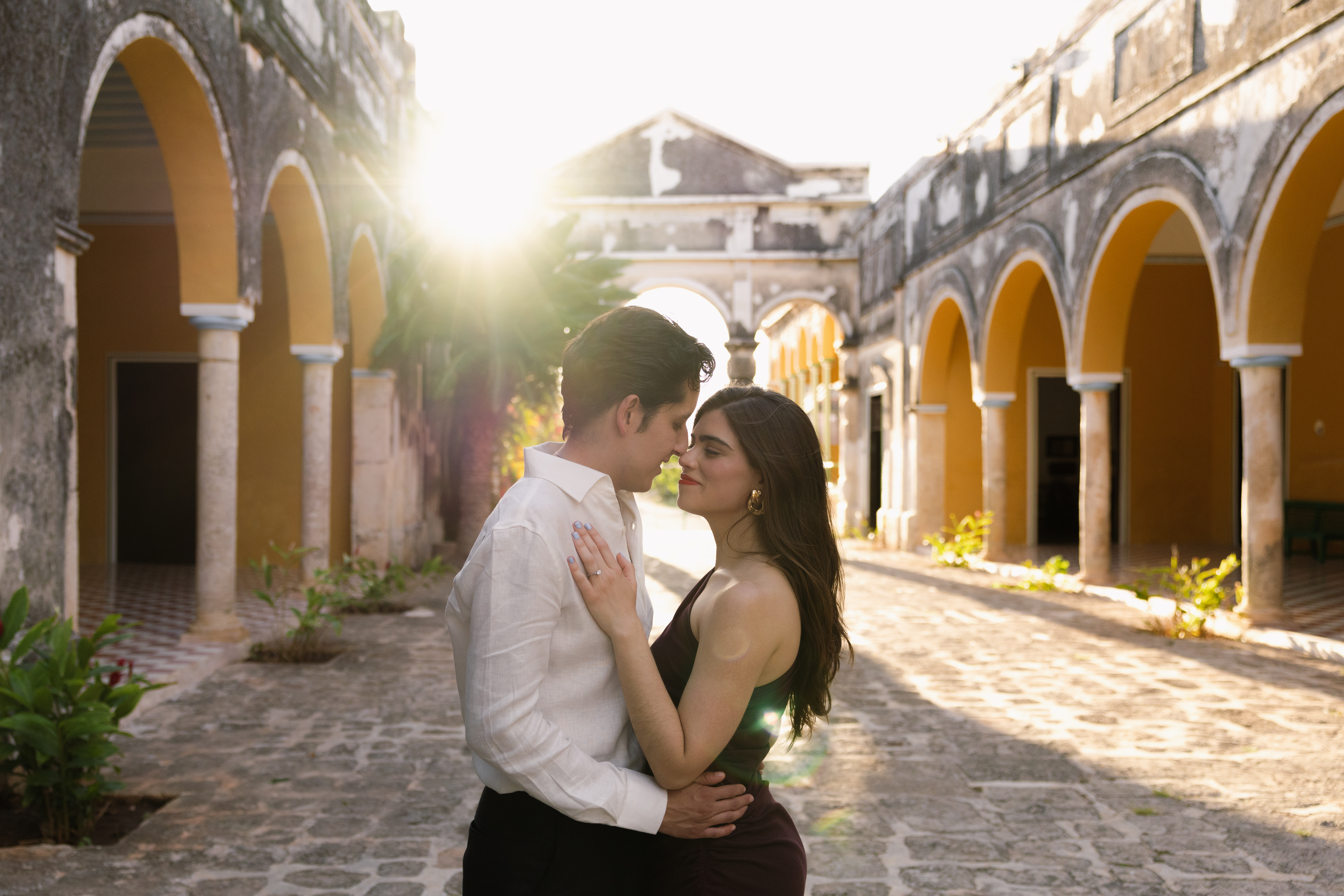 Alejandra y Octavio posando juntos